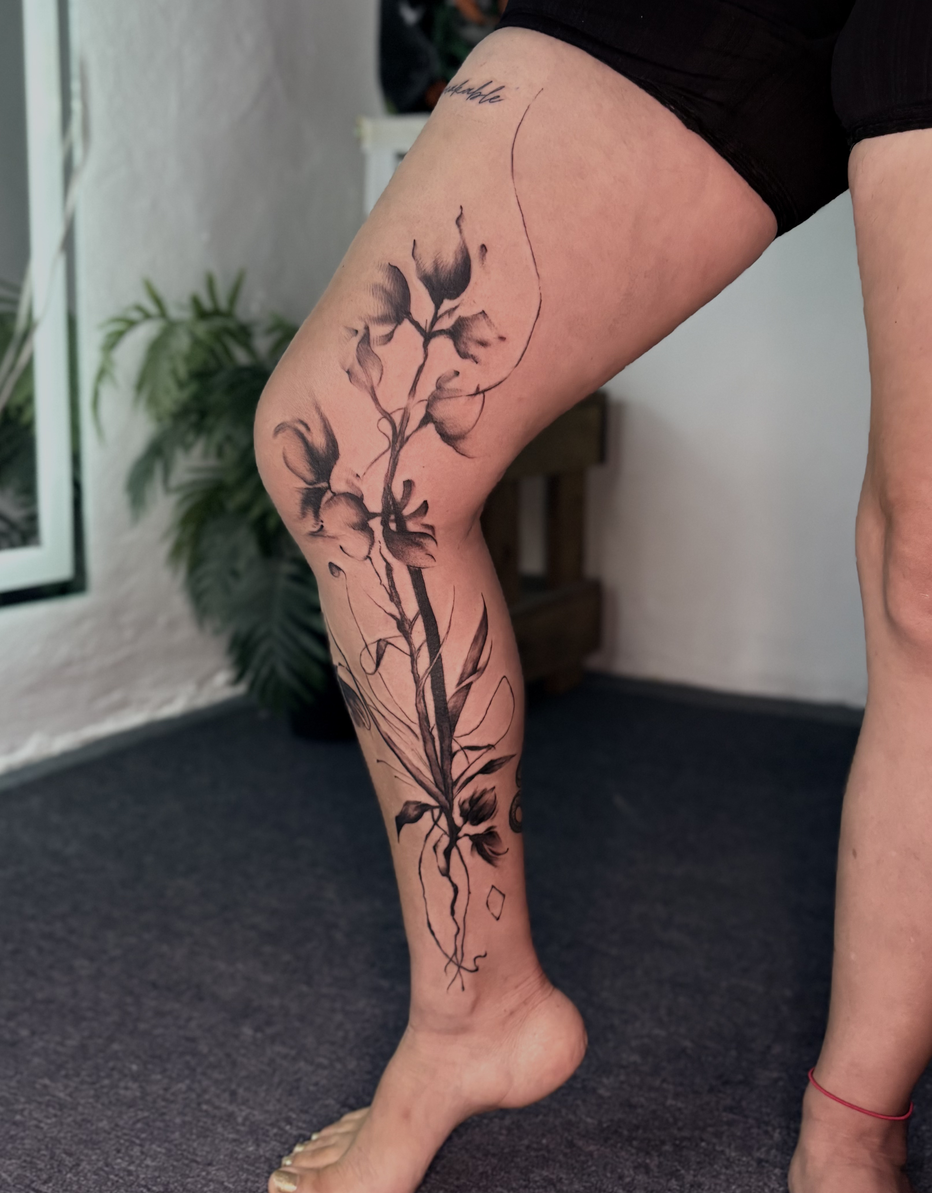 Tatuaje botánico pierna