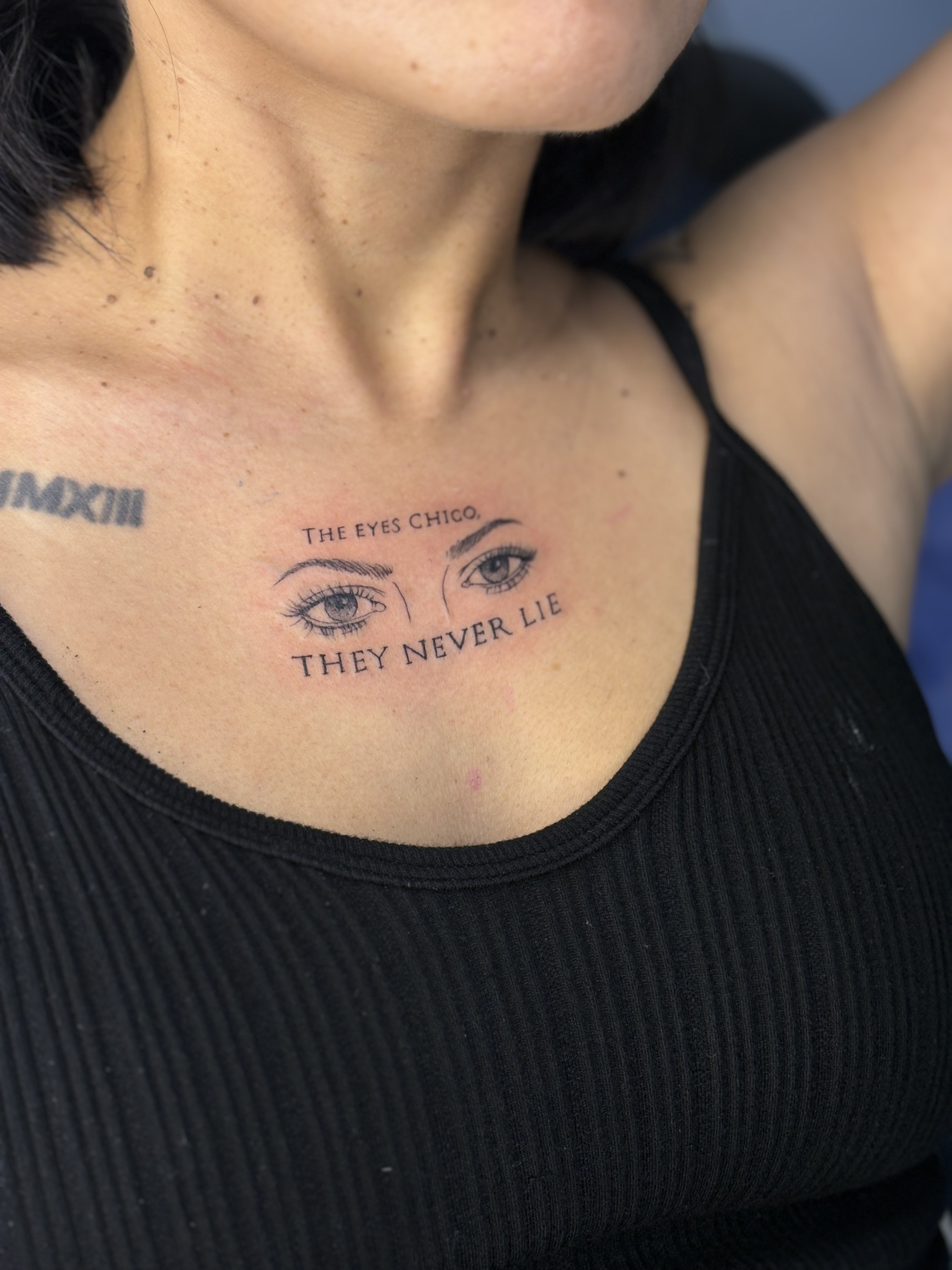 Tatuaje ojos con frase