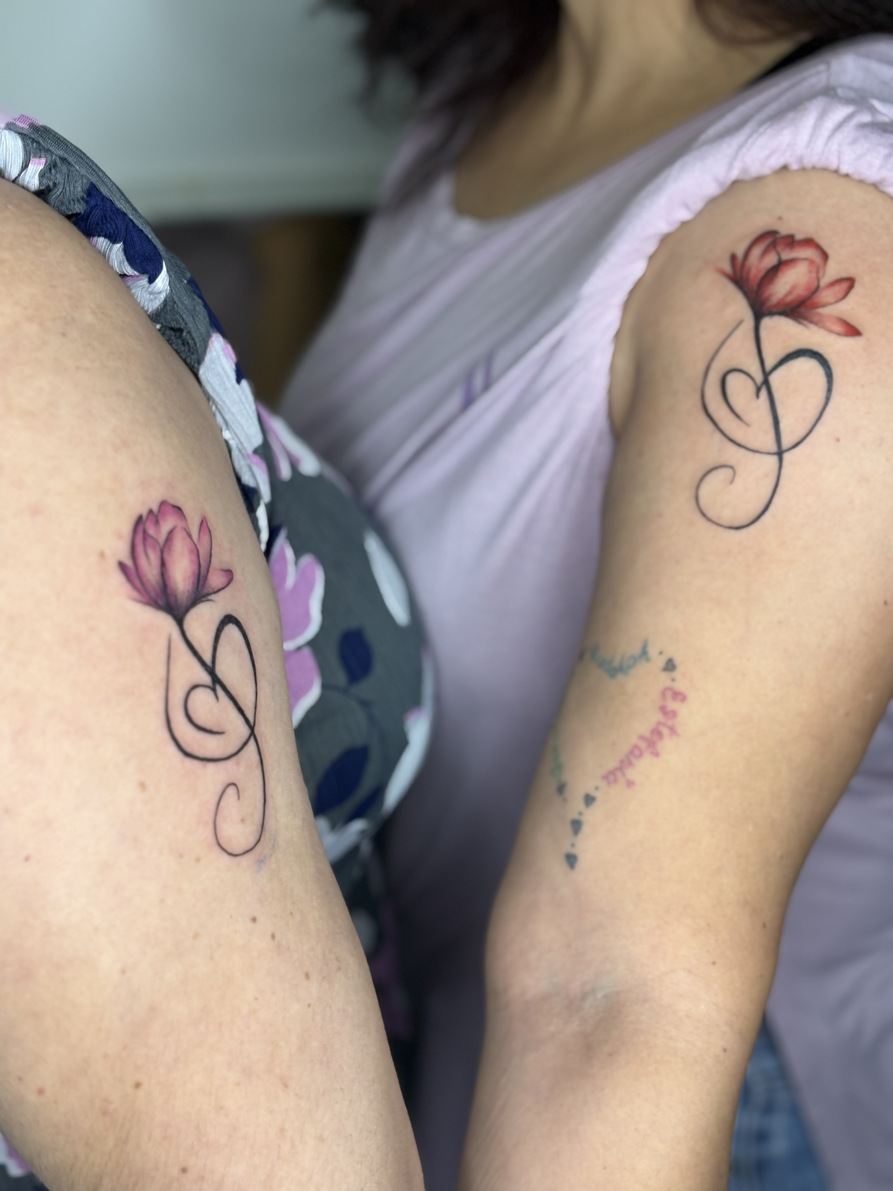 Tatuaje flor con clave de sol