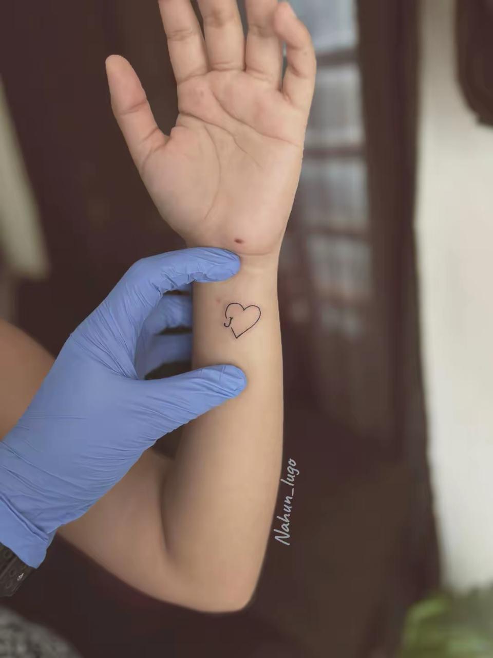Tatuaje corazón con inicial