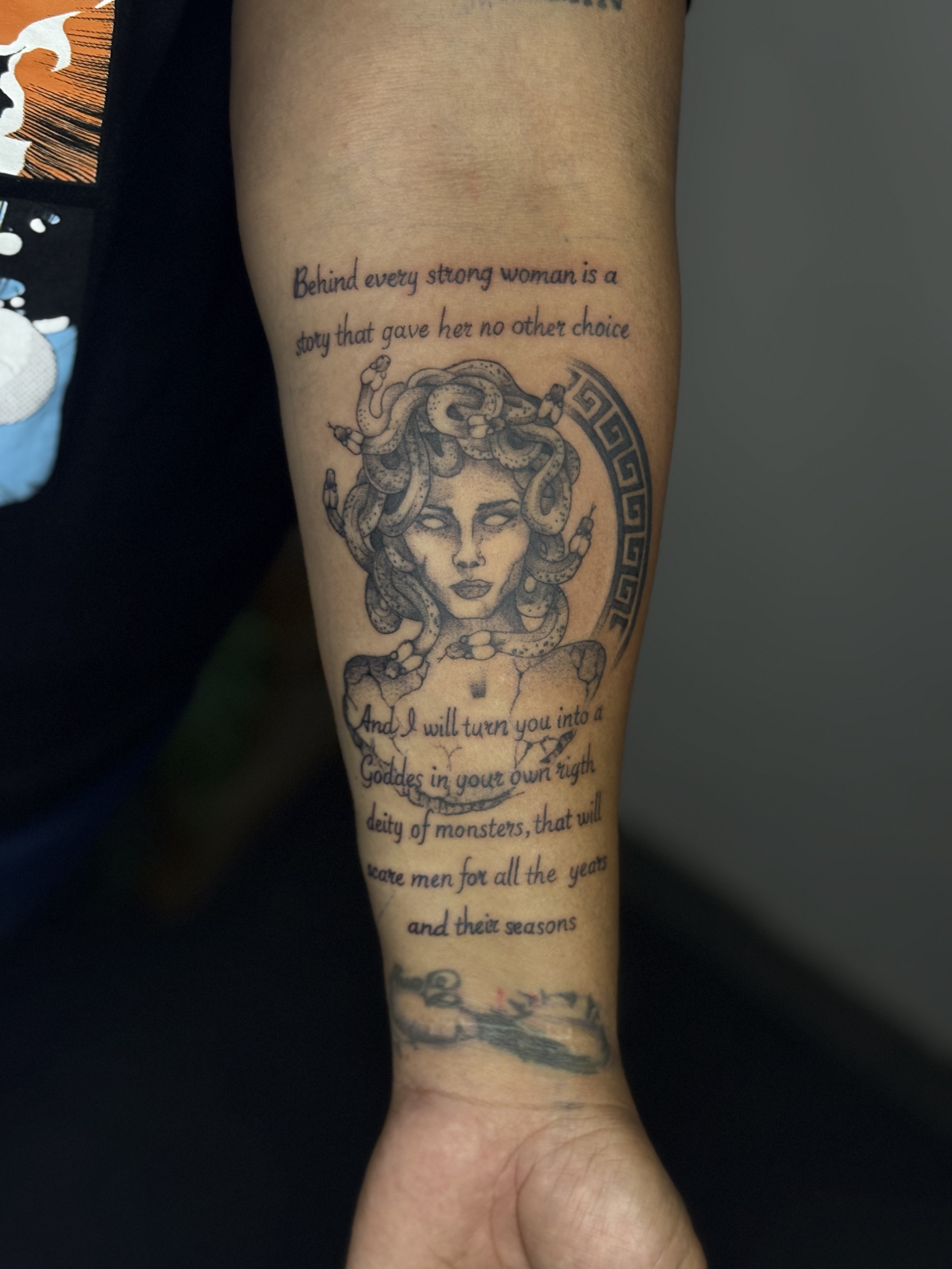 Tatuaje medusa con frase