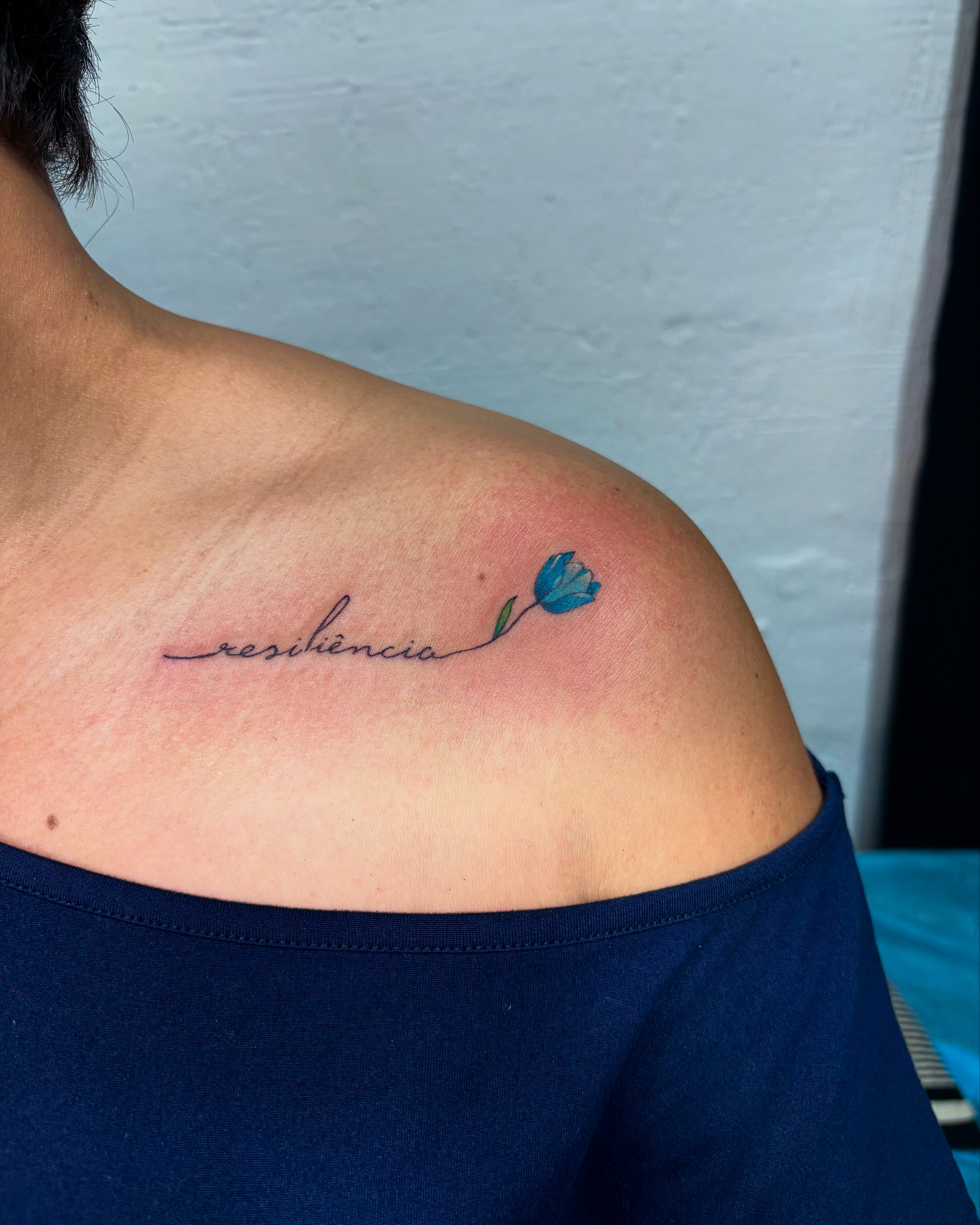 Tatuaje resiliência con flor