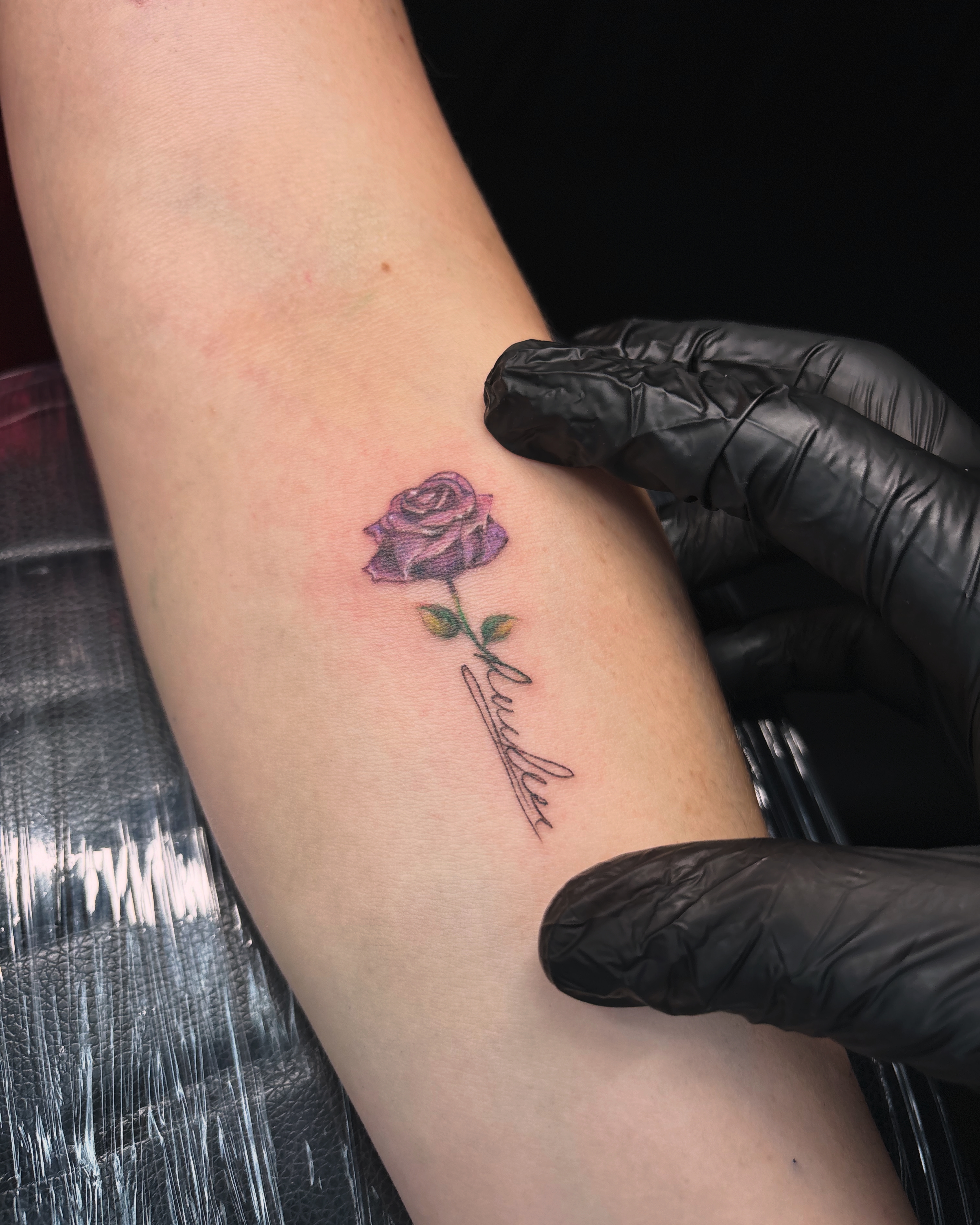Tatuaje rosa con nombre